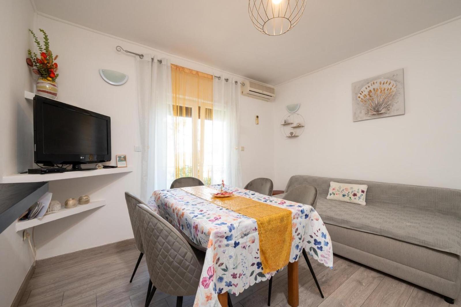 Apartments Lucija Trogir Eksteriør bilde